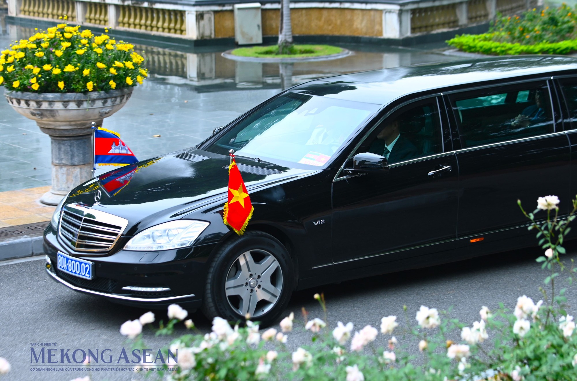 Xe chở Thủ tướng Campuchia Hun Manet tiến v&agrave;o Phủ Chủ tịch. Ảnh: Đỗ Thảo