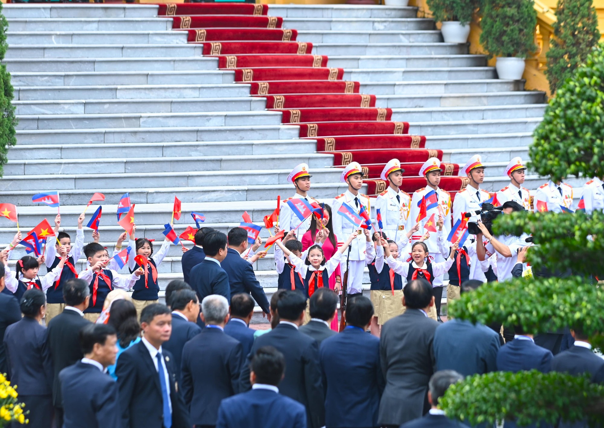 Thiếu nhi H&agrave; Nội vẫy cờ ch&agrave;o đ&oacute;n Thủ tướng Phạm Minh Ch&iacute;nh v&agrave; Thủ tướng Campuchia Hun Manet. Ảnh: Đỗ Thảo