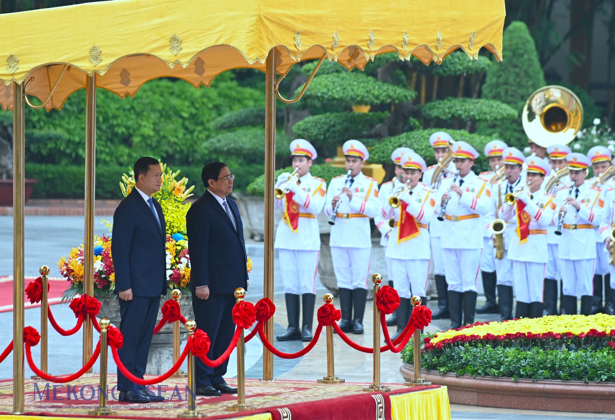 Thủ tướng Phạm Minh Ch&iacute;nh v&agrave; Thủ tướng Campuchia Hun Manet đứng tr&ecirc;n bục danh dự, thực hiện nghi thức ch&agrave;o cờ của hai nước Campuchia v&agrave; Việt Nam. Ảnh: Đỗ Thảo