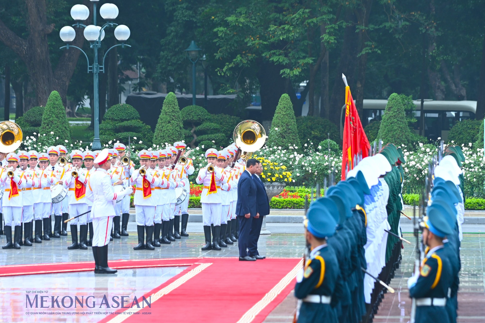 Hai nh&agrave; l&atilde;nh đạo ch&agrave;o quốc kỳ. Ảnh: Đỗ Thảo