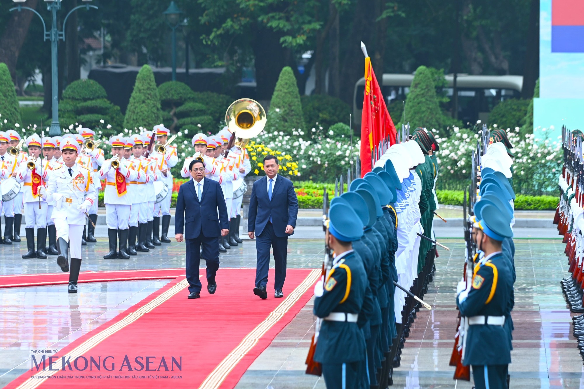 Thủ tướng Phạm Minh Ch&iacute;nh v&agrave; Thủ tướng Campuchia Hun Manet duyệt đội danh dự Qu&acirc;n đội Nh&acirc;n d&acirc;n Việt Nam. Ảnh: Đỗ Thảo