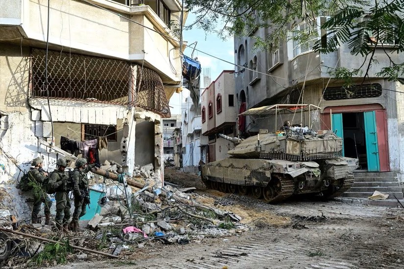 Binh sĩ Israel tại quận Shajaiya của th&agrave;nh phố Gaza. Ảnh: Reuters