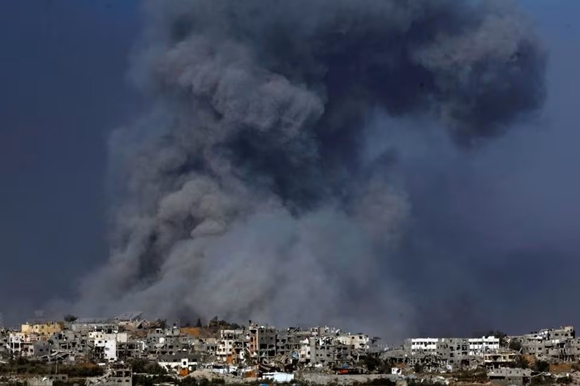 Kh&oacute;i bốc l&ecirc;n sau cuộc tấn c&ocirc;ng của Israel tại Gaza, nh&igrave;n từ miền nam Israel, ng&agrave;y 11/12. Ảnh: Reuters