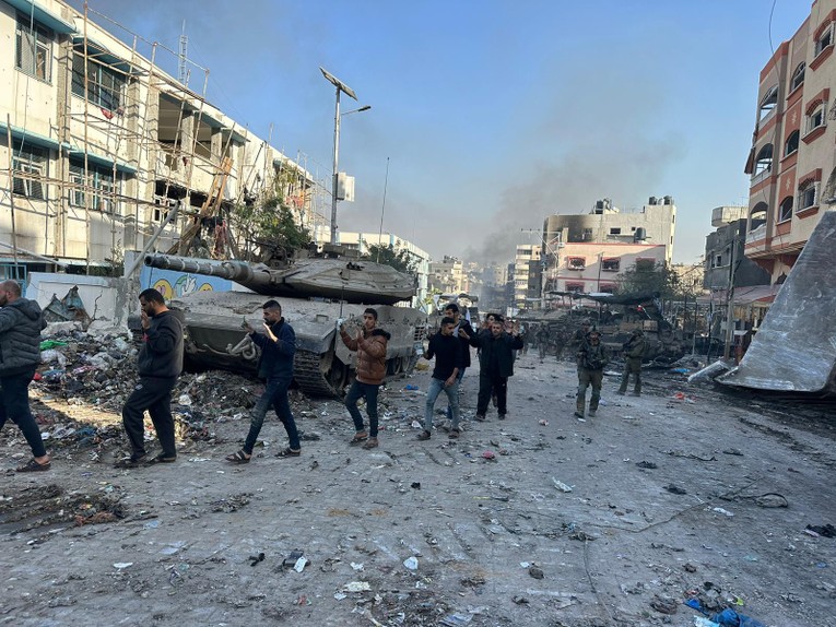 Nh&oacute;m người được cho l&agrave; th&agrave;nh vi&ecirc;n Hamas đầu h&agrave;ng, ng&agrave;y 11/12. Ảnh: IDF