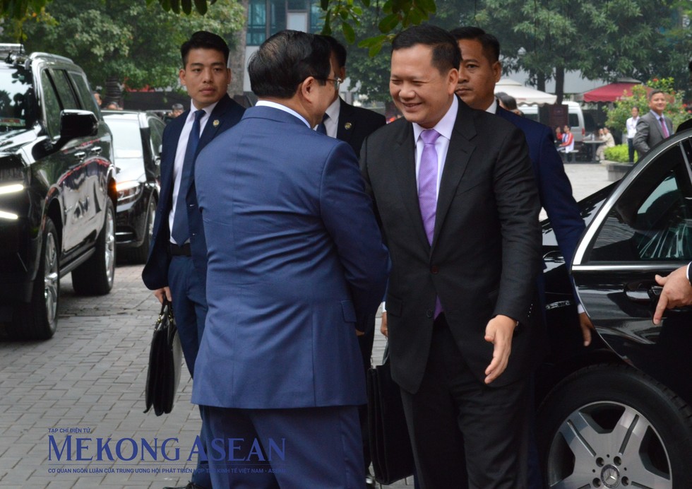Thủ tướng Phạm Minh Ch&iacute;nh ch&agrave;o đ&oacute;n Thủ tướng Campuchia Hun Manet tại Đại học Ngoại thương. Ảnh: Ng&acirc;n H&agrave;