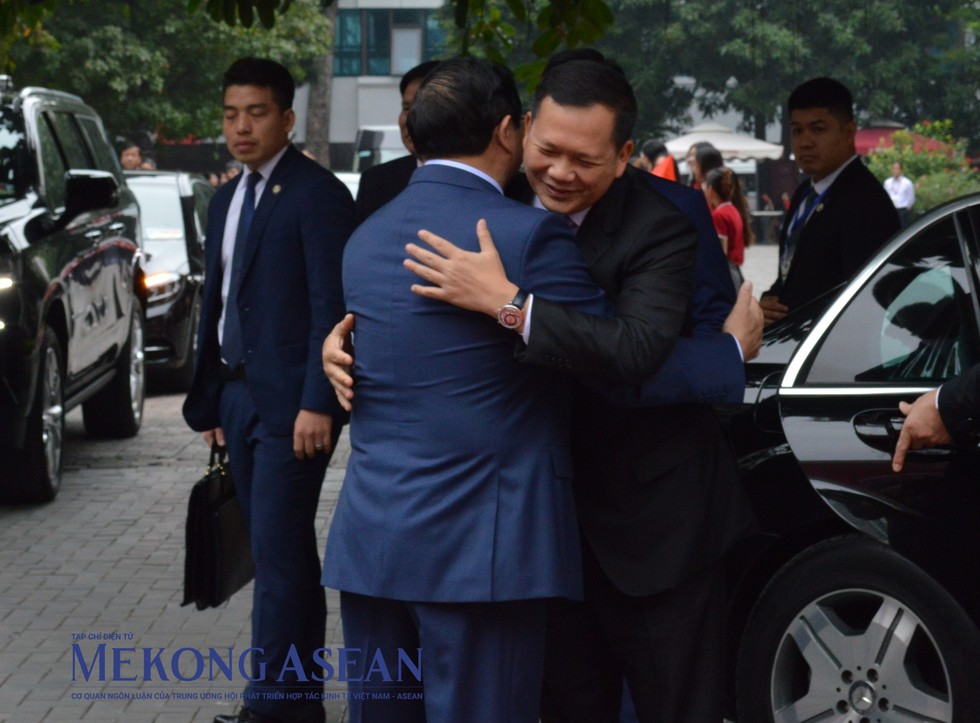 Thủ tướng Việt Nam và Campuchia gặp gỡ sinh viên ĐH Ngoại thương