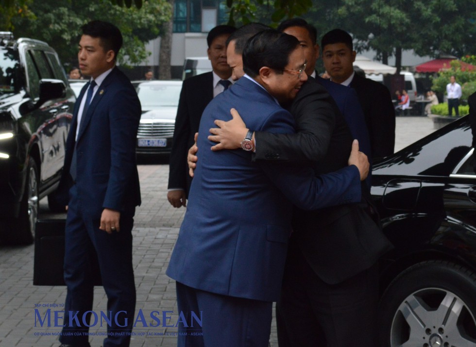 Thủ tướng Phạm Minh Ch&iacute;nh ch&agrave;o đ&oacute;n Thủ tướng Campuchia Hun Manet. Ảnh: Ng&acirc;n H&agrave;