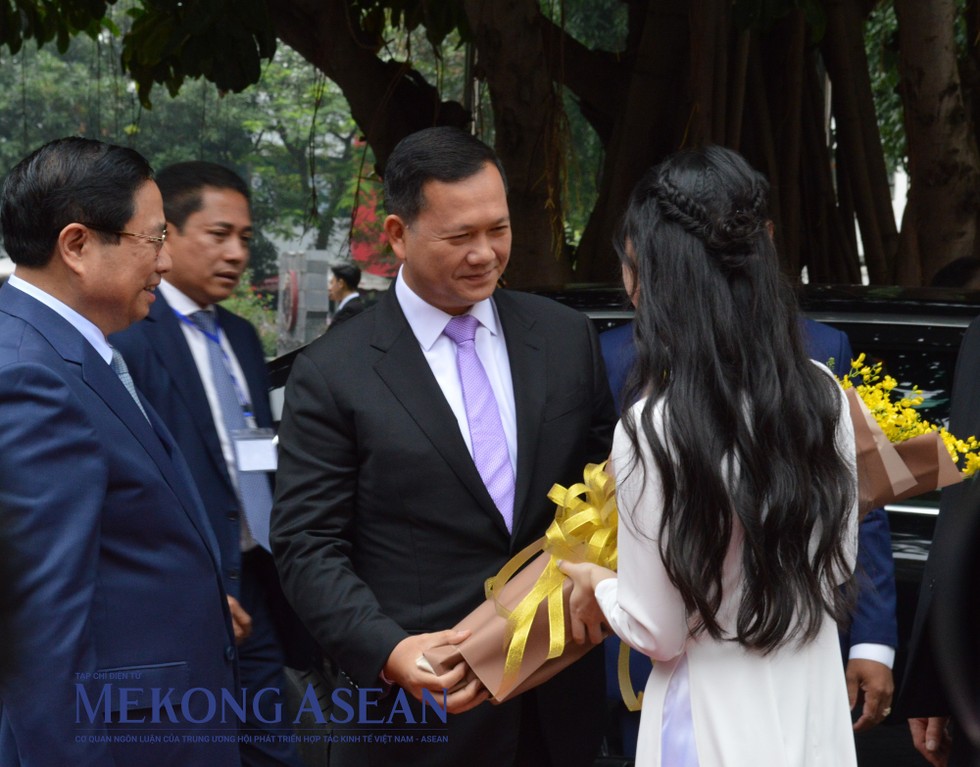 Đại diện sinh vi&ecirc;n Đại học Ngoại thương H&agrave; Nội tặng hoa cho Thủ tướng Campuchia Hun Manet. Ảnh: Ng&acirc;n H&agrave;