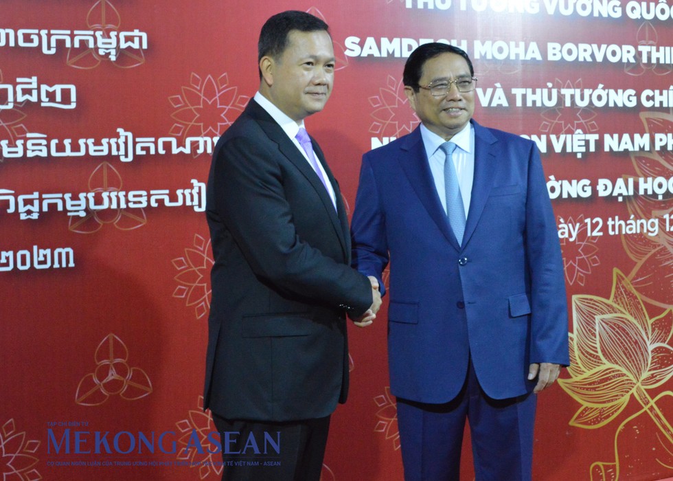 Thủ tướng Phạm Minh Ch&iacute;nh bắt tay Thủ tướng Campuchia Hun Manet. Ảnh: Ng&acirc;n H&agrave;