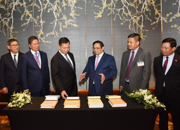 Thủ tướng Hun Manet b&agrave;y tỏ tr&acirc;n trọng m&oacute;n qu&agrave; rất &yacute; nghĩa m&agrave; Thủ tướng Phạm Minh Ch&iacute;nh vừa trao tặng. Ảnh: VGP