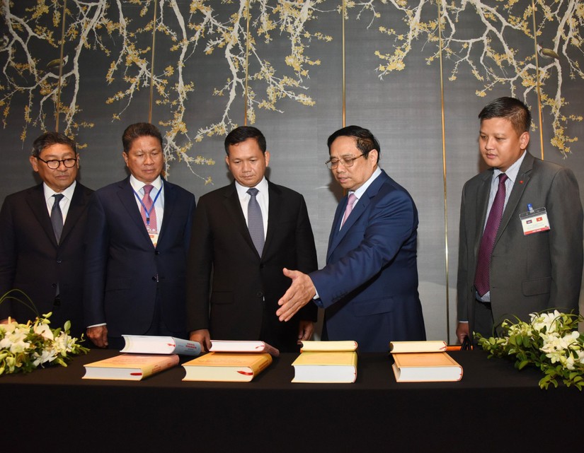 Thủ tướng Phạm Minh Ch&iacute;nh giới thiệu với Thủ tướng Hun Manet về c&aacute;c cuốn s&aacute;ch quan trọng của Tổng B&iacute; thư Nguyễn Ph&uacute; Trọng. Ảnh: VGP