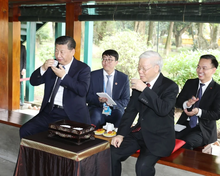 Tổng B&iacute; thư Nguyễn Ph&uacute; Trọng c&ugrave;ng Tổng B&iacute; thư, Chủ tịch Trung Quốc Tập Cận B&igrave;nh c&ugrave;ng thưởng thức tr&agrave; tại Nh&agrave; s&agrave;n B&aacute;c Hồ, th&aacute;ng 11/2017. Ảnh: TTXVN