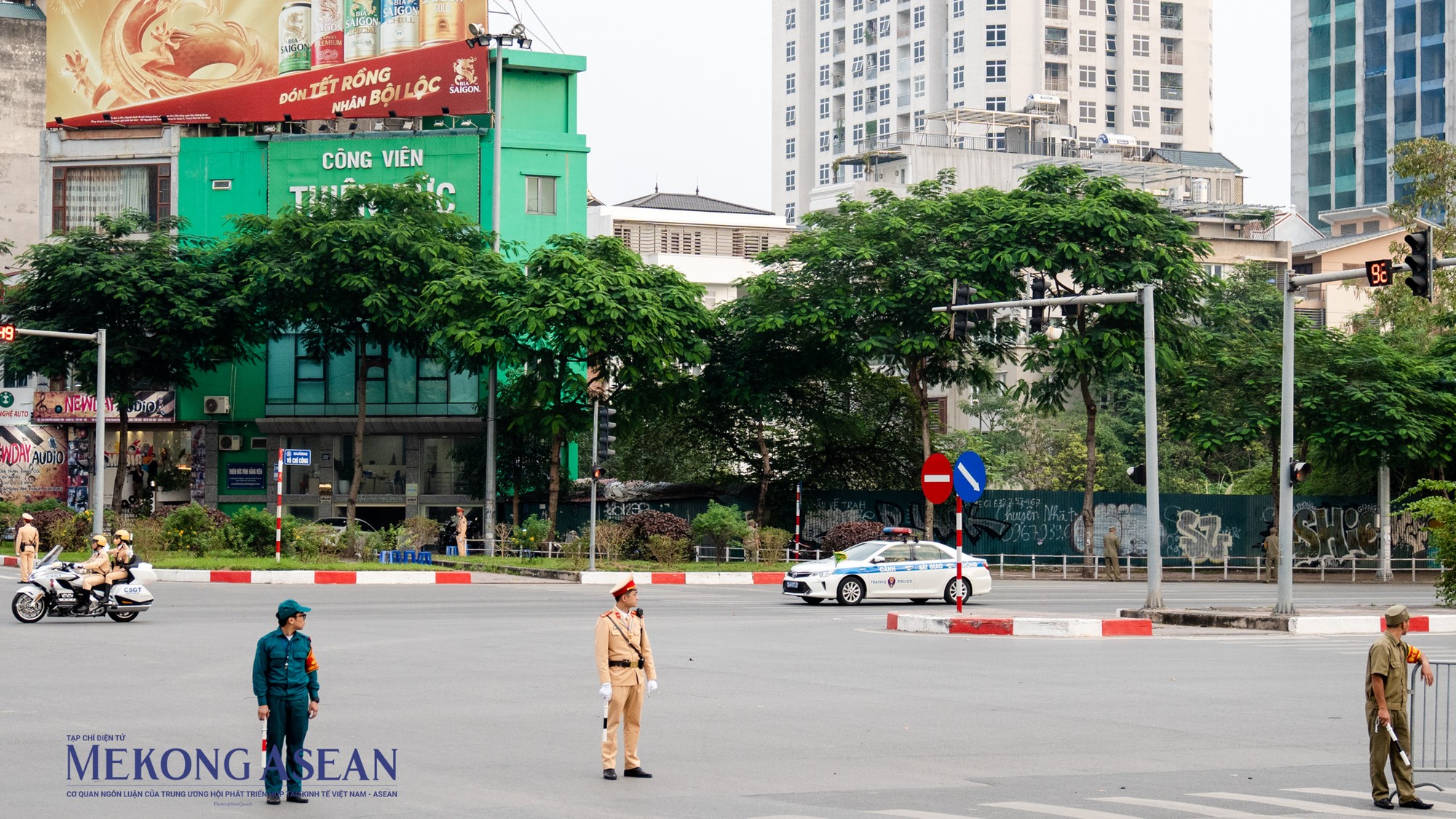 Khoảng 16h30&amp;amp;amp;apos; ng&agrave;y 13/12, đo&agrave;n xe đưa Tổng B&iacute; thư, Chủ tịch Trung Quốc Tập Cận B&igrave;nh ra s&acirc;n bay đi qua đoạn đường V&otilde; Ch&iacute; C&ocirc;ng l&ecirc;n Cầu Nhật T&acirc;n, hướng về S&acirc;n bay Quốc tế Nội B&agrave;i.