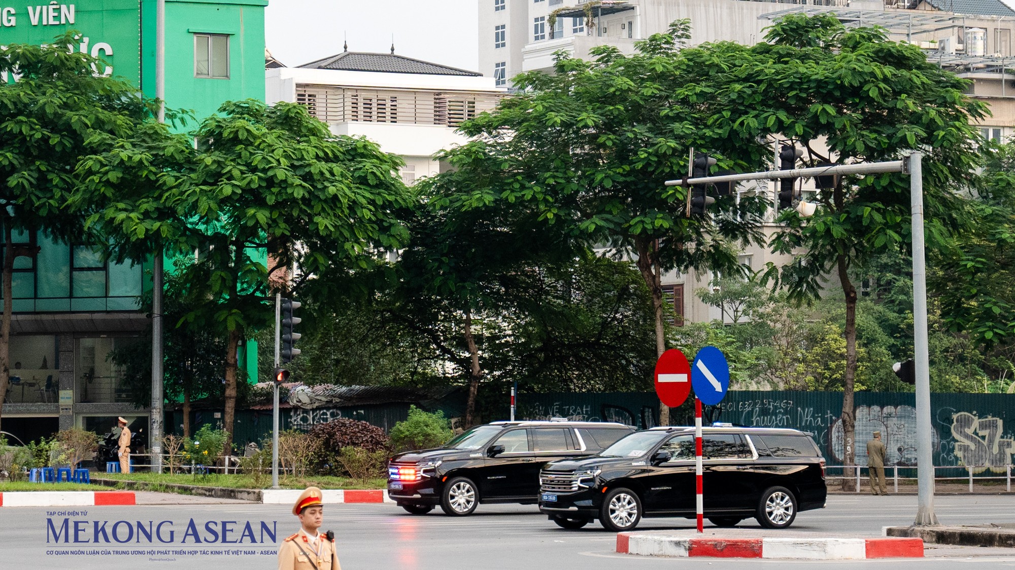 Trong lần c&ocirc;ng du n&agrave;y tại Việt Nam, Tổng b&iacute; thư, Chủ tịch nước Trung Quốc Tập Cận B&igrave;nh di chuyển tr&ecirc;n mẫu xe Hongqi N701. Mẫu xe lần đầu được lộ diện khi hộ tống &ocirc;ng Tập Cận B&igrave;nh v&agrave;o th&aacute;ng 7/2022. Xe được thiết kế dựa tr&ecirc;n d&ograve;ng xe thương mại H9 với k&iacute;ch tổng thể c&aacute;c chiều D&agrave;i x Rộng x Cao lần lượt l&agrave; 5.137 x 1.904 x 1.493 (mm), chiều d&agrave;i cơ sở 3.060 mm, khối lượng đạt mức 1,875 tấn.