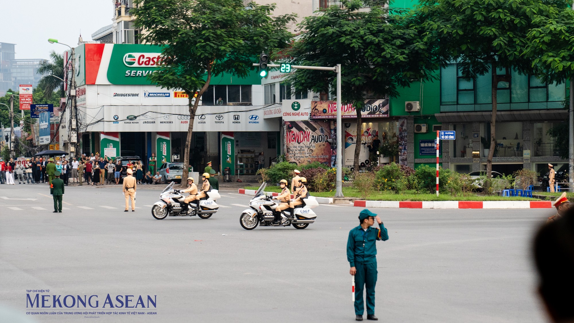 Cục CSGT (Bộ C&ocirc;ng an) v&agrave; Ph&ograve;ng CSGT (C&ocirc;ng an TP H&agrave; Nội) ch&iacute;nh thức sử dụng d&agrave;n si&ecirc;u m&ocirc; t&ocirc; Honda Goldwing 2023 v&agrave;o nhiệm vụ tuần tra dẫn đo&agrave;n. Xe sử dụng động cơ 6 xy-lanh đối xứng đặt ngang, dung t&iacute;ch 1.833cc, cho c&ocirc;ng suất 124,7 m&atilde; lực v&agrave; m&ocirc;-men xoắn cực đại 170Nm, kết hợp với hộp số ly hợp k&eacute;p 7 cấp, đ&aacute;p ứng ti&ecirc;u chuẩn kh&iacute; thải Euro 5.