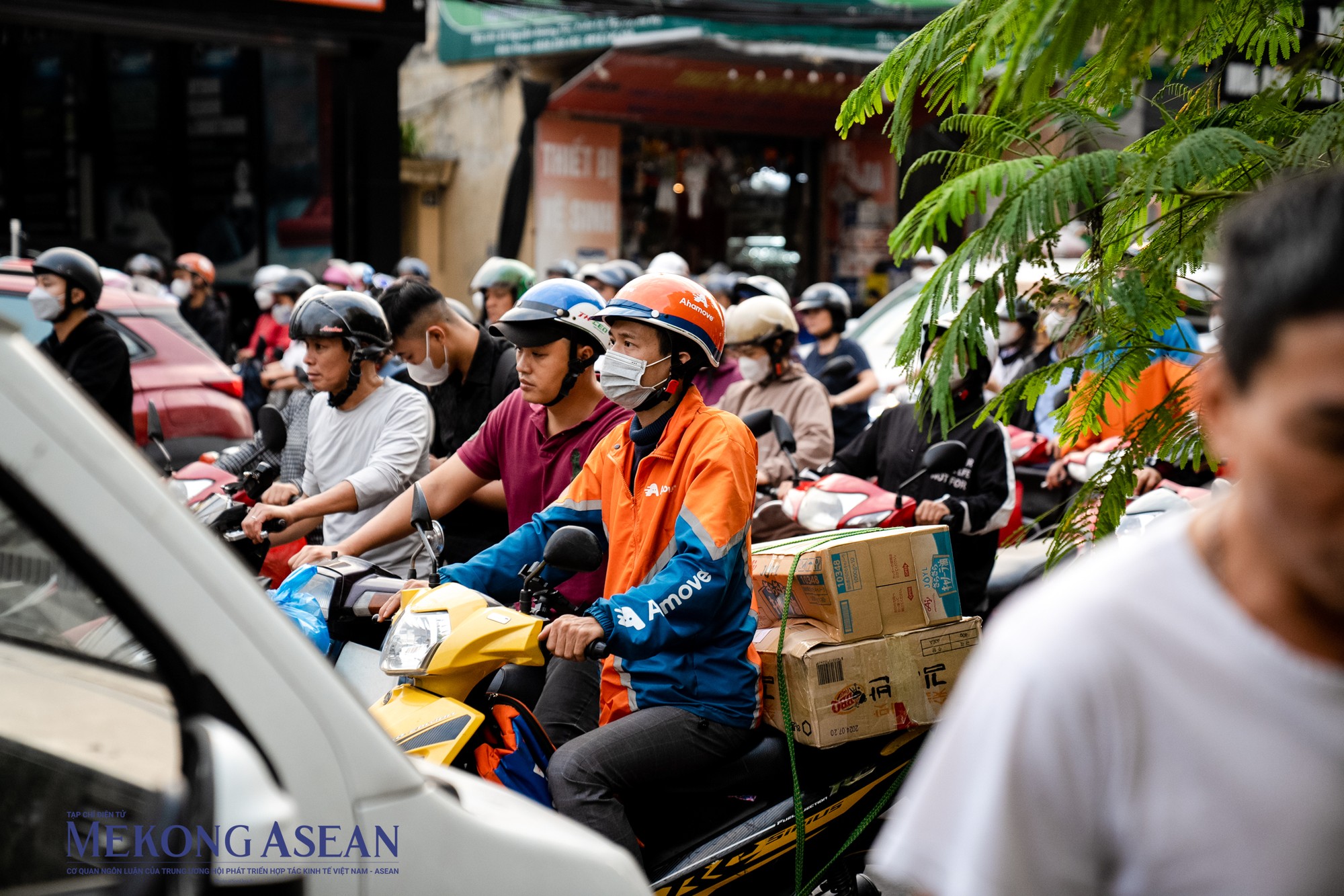 Người d&acirc;n ki&ecirc;n nhẫn đứng chờ đo&agrave;n xe Tổng B&iacute; thư, Chủ tịch Trung Quốc Tập Cận B&igrave;nh ra s&acirc;n bay về nước.