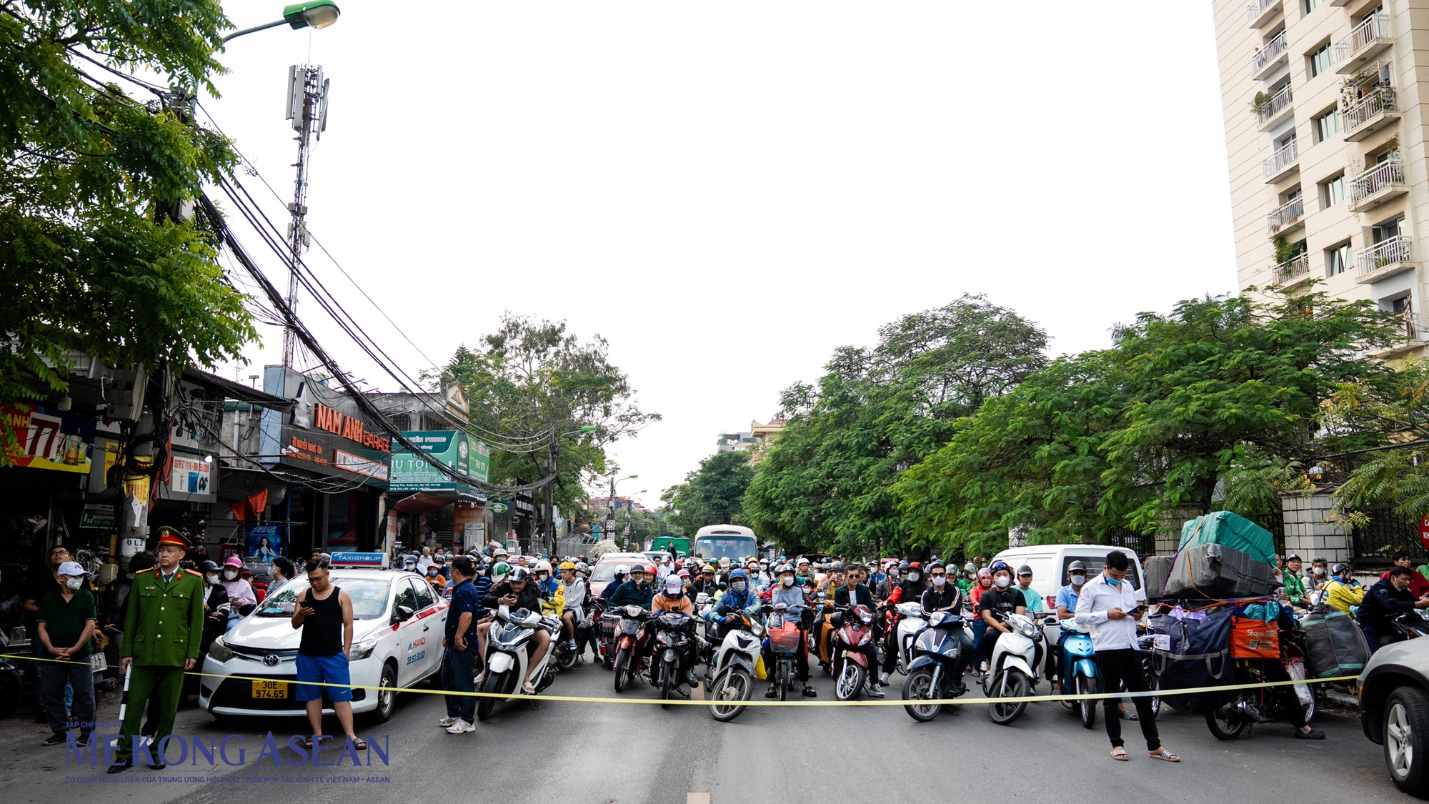 C&aacute;c phương tiện khi tham gia giao th&ocirc;ng nghi&ecirc;m chỉnh chấp h&agrave;nh thay đổi lộ tr&igrave;nh di chuyển ph&ugrave; hợp v&agrave; hỗ trợ lực lượng C&ocirc;ng an ho&agrave;n th&agrave;nh nhiệm vụ.