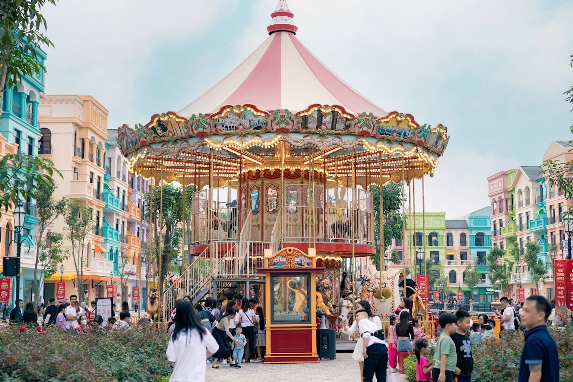 Trở về tuổi thơ với V&ograve;ng quay ngựa gỗ Carousel Horse chắc chắn sẽ l&agrave; một trải nghiệm kh&oacute; qu&ecirc;n đối với du kh&aacute;ch tham quan Mega Grand World H&agrave; Nội.