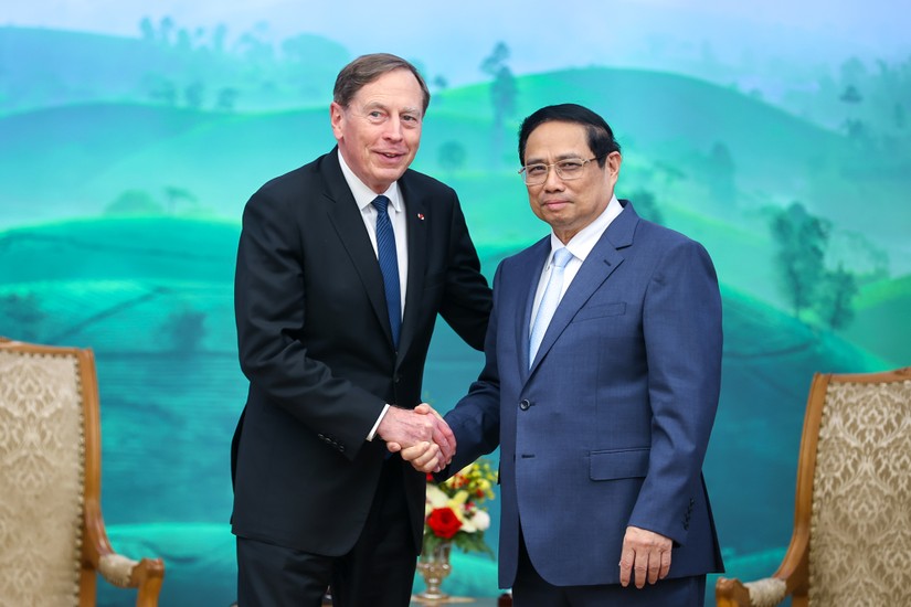 Thủ tướng Phạm Minh Ch&iacute;nh v&agrave; &ocirc;ng David Petraeus, đồng sở hữu Quỹ ki&ecirc;m Chủ tịch Viện to&agrave;n cầu Quỹ đầu tư Kohlberg Kravis Roberts. Ảnh: VGP