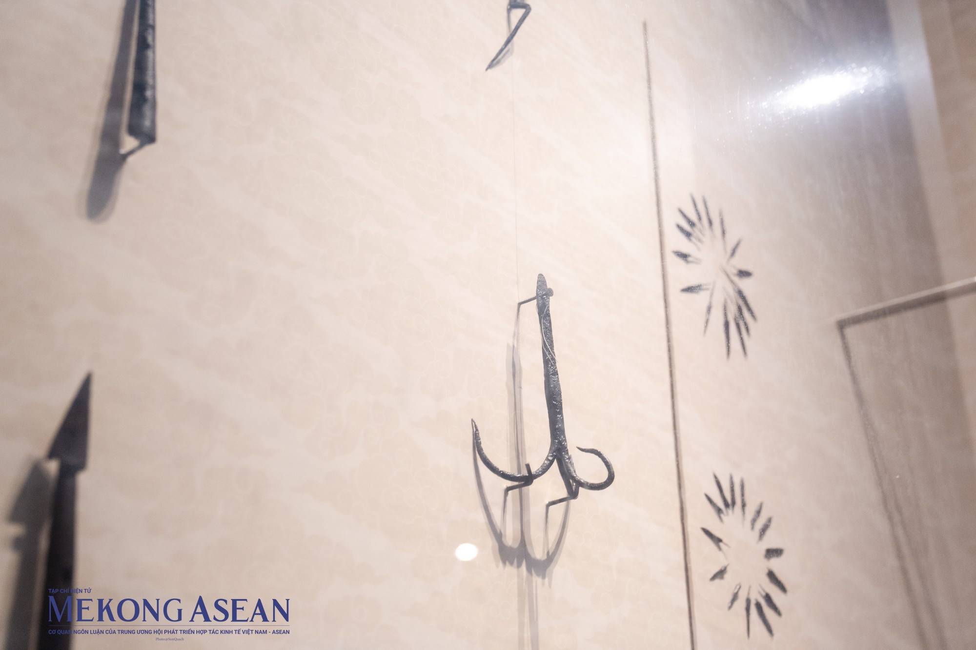 M&oacute;c c&acirc;u ch&ugrave;m d&ugrave;ng để quăng, m&oacute;c đối phương, giật mạnh cho ng&atilde;, k&eacute;o l&ecirc; tr&ecirc;n mặt đất. M&oacute;c c&acirc;u ch&ugrave;m cũng được trang bị cho thủy qu&acirc;n.