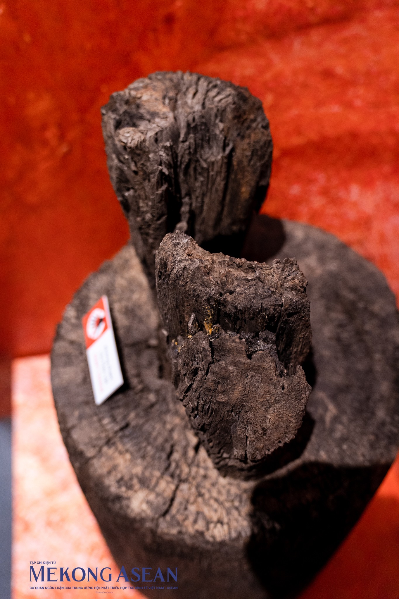 Trưng b&agrave;y Giảng V&otilde; trường v&agrave; bộ sưu tập vũ kh&iacute; thời L&ecirc; giới thiệu hơn 200 hiện vật, h&igrave;nh ảnh, t&agrave;i liệu về Giảng V&otilde; trường. Đặc biệt l&agrave; bộ sưu tập vũ kh&iacute; Ngọc Kh&aacute;nh gồm 111 hiện vật được Thủ tướng Ch&iacute;nh phủ c&ocirc;ng nhận Bảo vật Quốc gia tại Quyết định số 41/QĐ-TTg (đợt 11, năm 2022). Đ&acirc;y l&agrave; hiện vật vồ đập đất ni&ecirc;n đại thế kỷ 15 - 18, l&agrave;m bằng gỗ lim sử dụng trong x&acirc;y dựng c&ocirc;ng tr&igrave;nh.