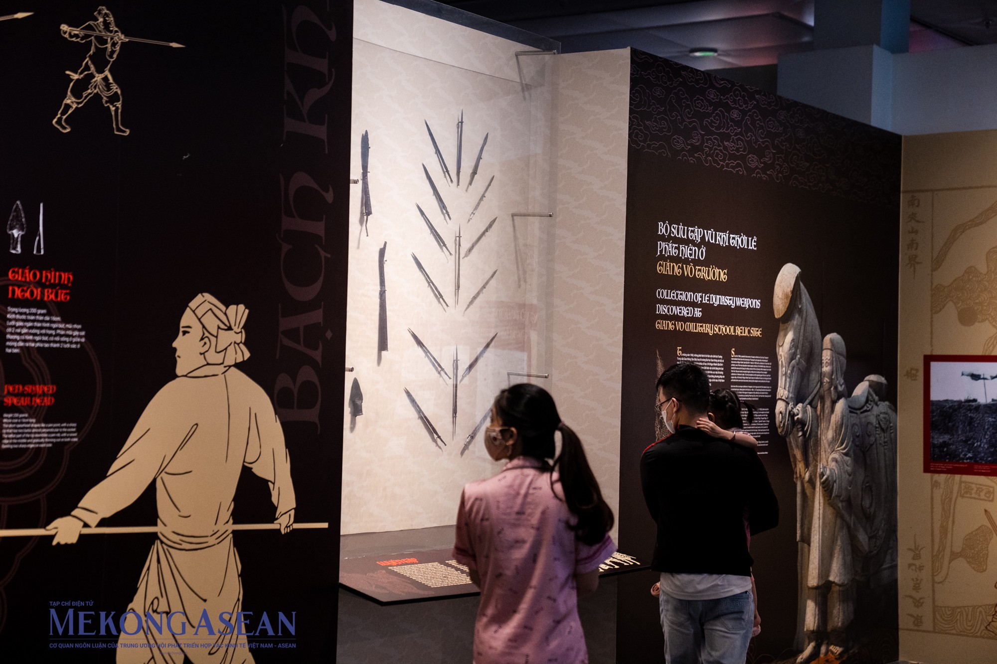 Năm 1481, vua L&ecirc; Th&aacute;nh T&ocirc;ng x&acirc;y dựng điện Giảng V&otilde;. Di t&iacute;ch điện Giảng V&otilde;, s&acirc;n điện Giảng V&otilde;, c&aacute;c trường đấu v&otilde;, trường bắn... nằm trong khu vực gọi chung l&agrave; trường Giảng V&otilde;. Qua c&aacute;c di vật kiến tr&uacute;c gốm, gỗ ph&aacute;t hiện được, c&oacute; thể khẳng định đ&acirc;y l&agrave; một c&ocirc;ng tr&igrave;nh c&oacute; quy m&ocirc; lớn, thể hiện về một trường v&otilde; bị quốc gia thời L&ecirc; k&eacute;o d&agrave;i hơn 3 thế kỷ (từ thế kỷ XV - XVIII).