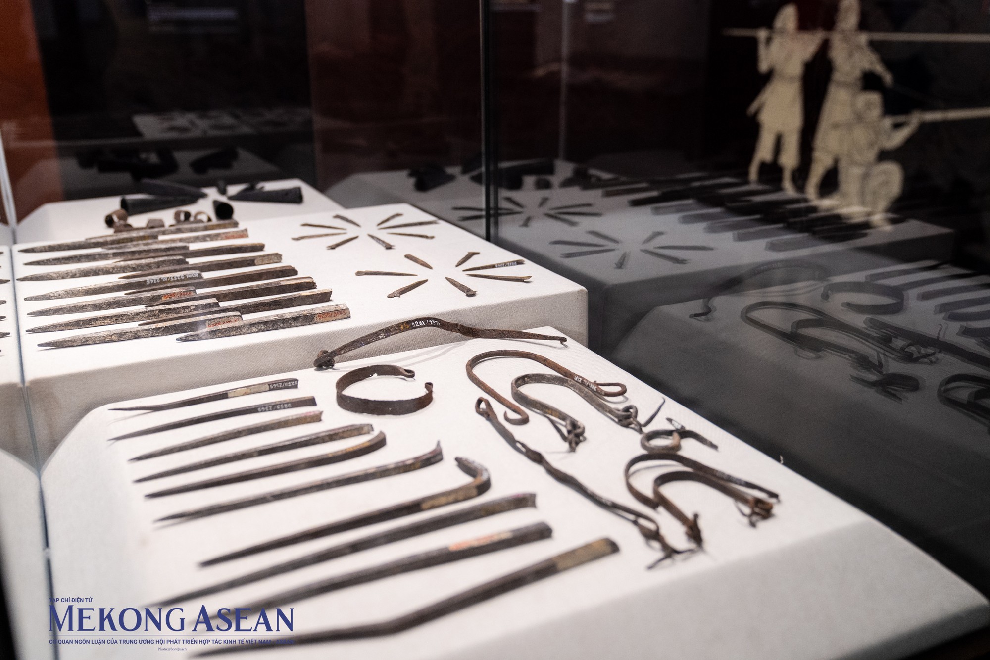 Đa số vũ kh&iacute; được l&agrave;m từ sắt, ri&ecirc;ng s&uacute;ng lệnh được đ&uacute;c bằng hợp kim đồng v&agrave; đạn bằng đ&aacute;. Ch&uacute;ng chủ yếu được chế tạo bằng phương ph&aacute;p r&egrave;n đập thủ c&ocirc;ng n&ecirc;n kh&ocirc;ng tr&ugrave;ng lặp với bất cứ bộ sưu tập vũ kh&iacute; n&agrave;o ở Việt Nam đến thời điểm n&agrave;y.