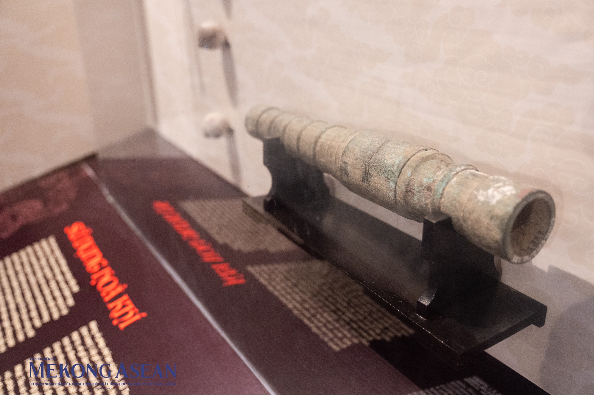 Đ&acirc;y cũng l&agrave; loại kh&iacute; t&agrave;i kh&ocirc;ng thể thiếu trong qu&aacute; tr&igrave;nh huấn luyện binh l&iacute;nh. Tr&ecirc;n th&acirc;n s&uacute;ng c&oacute; 3 chi tiết gồm 2 trụ d&agrave;i v&agrave; 1 gờ nổi c&oacute; lỗ nhỏ để tra thuốc mồi g&acirc;y nổ.