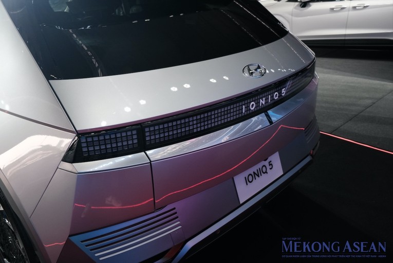 Hyundai IONIQ 5 được trang bị cấu tr&uacute;c điện &aacute;p k&eacute;p 400V/800V ti&ecirc;n tiến nhất. Xe tương th&iacute;ch với bộ sạc nhanh DC 350 kW, chỉ mất 18 ph&uacute;t để sạc từ 10-80%. Khi sử dụng bộ sạc ti&ecirc;u chuẩn AC 10,9 kW, muốn đầy pin 100% cần mất từ 6-9 giờ.