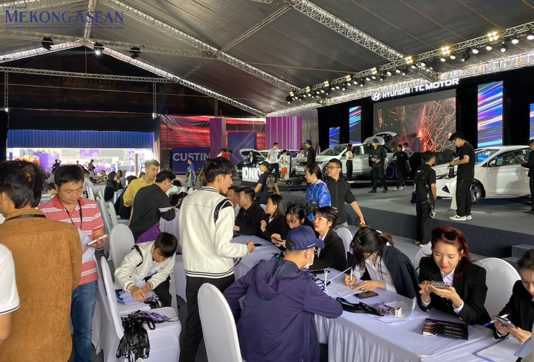 Rất đ&ocirc;ng người đến đăng k&yacute; tham dự trải nghiệm l&aacute;i thử tại Hyundai Experience Day 2023.