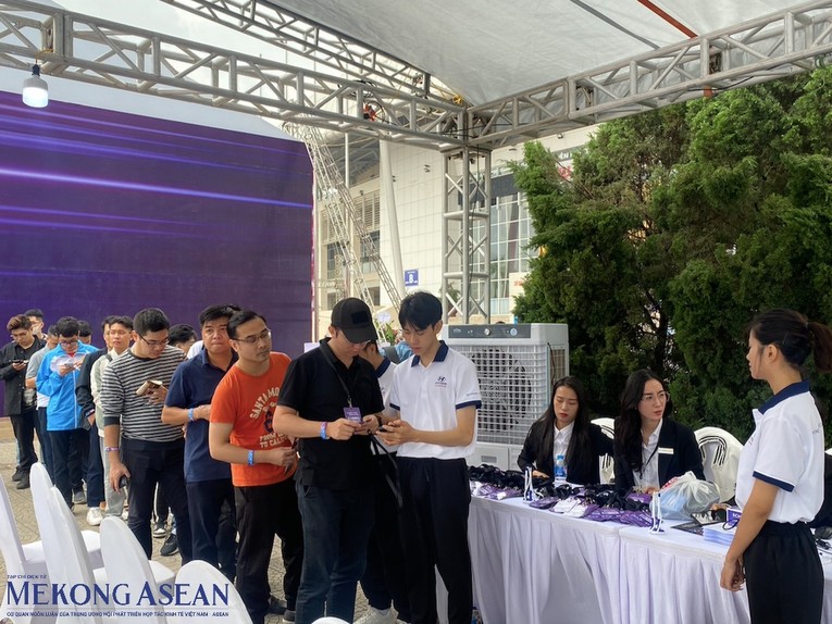 Đến tham quan triển l&atilde;m, kh&aacute;ch h&agrave;ng được l&aacute;i thử c&aacute;c d&ograve;ng xe, trải nghiệm c&aacute;c t&iacute;nh năng đặc biệt như phanh tự động, di chuyển qua đường gập ghềnh, trải nghiệm hệ dẫn động 4 b&aacute;nh to&agrave;n thời gian HTRAC...tr&ecirc;n khu vực đường thử.