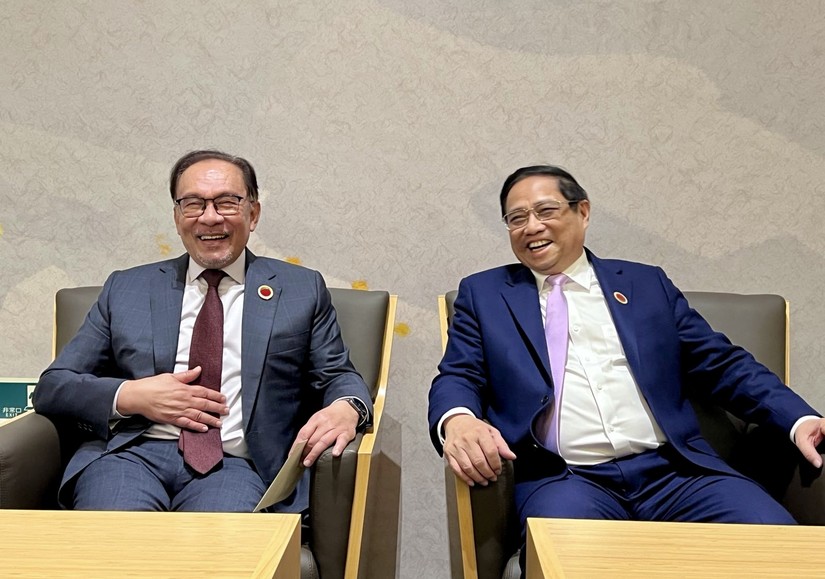 Thủ tướng Phạm Minh Ch&iacute;nh c&ugrave;ng Thủ tướng Malaysia Anwar Ibrahim. Ảnh: VGP