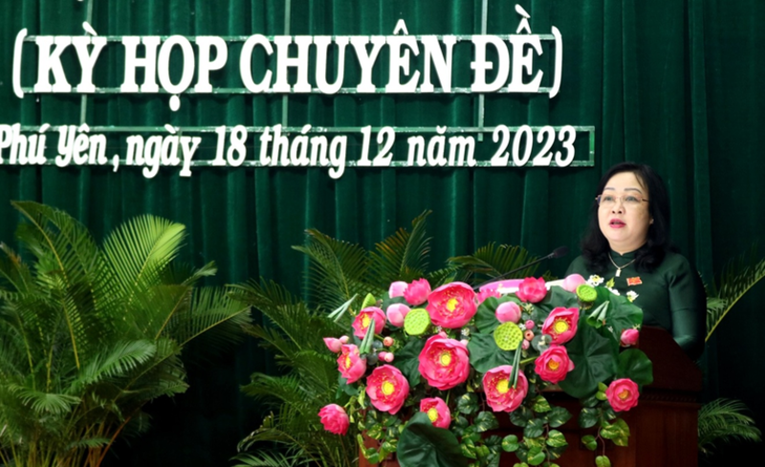 Chủ tịch HĐND tỉnh Ph&uacute; Y&ecirc;n Cao Thị H&ograve;a An ph&aacute;t biểu tại buổi họp. Ảnh: Phuyen.gov