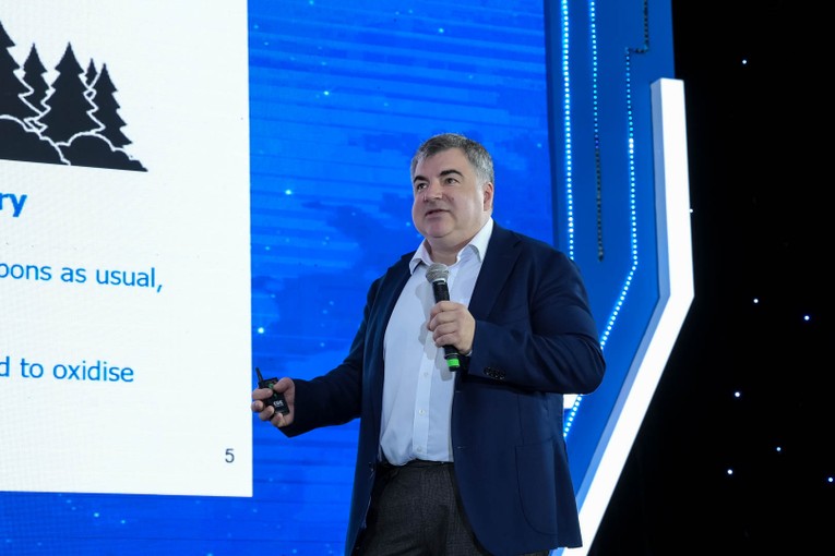 GS. Kostya S. Novoselov - th&agrave;nh vi&ecirc;n Hội đồng Giải thưởng VinFuture, chủ nh&acirc;n Giải Nobel Vật l&yacute; năm 2010 nhấn mạnh tầm quan trọng của trạm sạc đối với giao th&ocirc;ng xanh