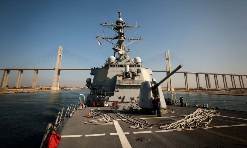 T&agrave;u khu trục USS Carney tại k&ecirc;nh đ&agrave;o Suez, ng&agrave;y 18/10. Ảnh: Reuters