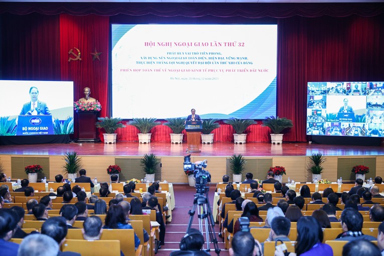 Thủ tướng Phạm Minh Ch&iacute;nh biểu dương v&agrave; đ&aacute;nh gi&aacute; cao c&aacute;c nỗ lực v&agrave; th&agrave;nh c&ocirc;ng của ng&agrave;nh ngoại giao. Ảnh: VGP