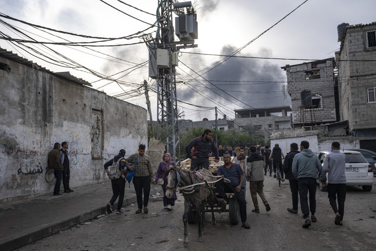 Kh&oacute;i bốc l&ecirc;n sau cuộc bắn ph&aacute; của Israel v&agrave;o Rafah, ph&iacute;a nam Dải Gaza, ng&agrave;y 20/12. Ảnh: AP