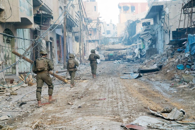 Binh sĩ Israel hoạt động tr&ecirc;n khu phố Shejaiya của Th&agrave;nh phố Gaza, ng&agrave;y 21/12. Ảnh: IDF