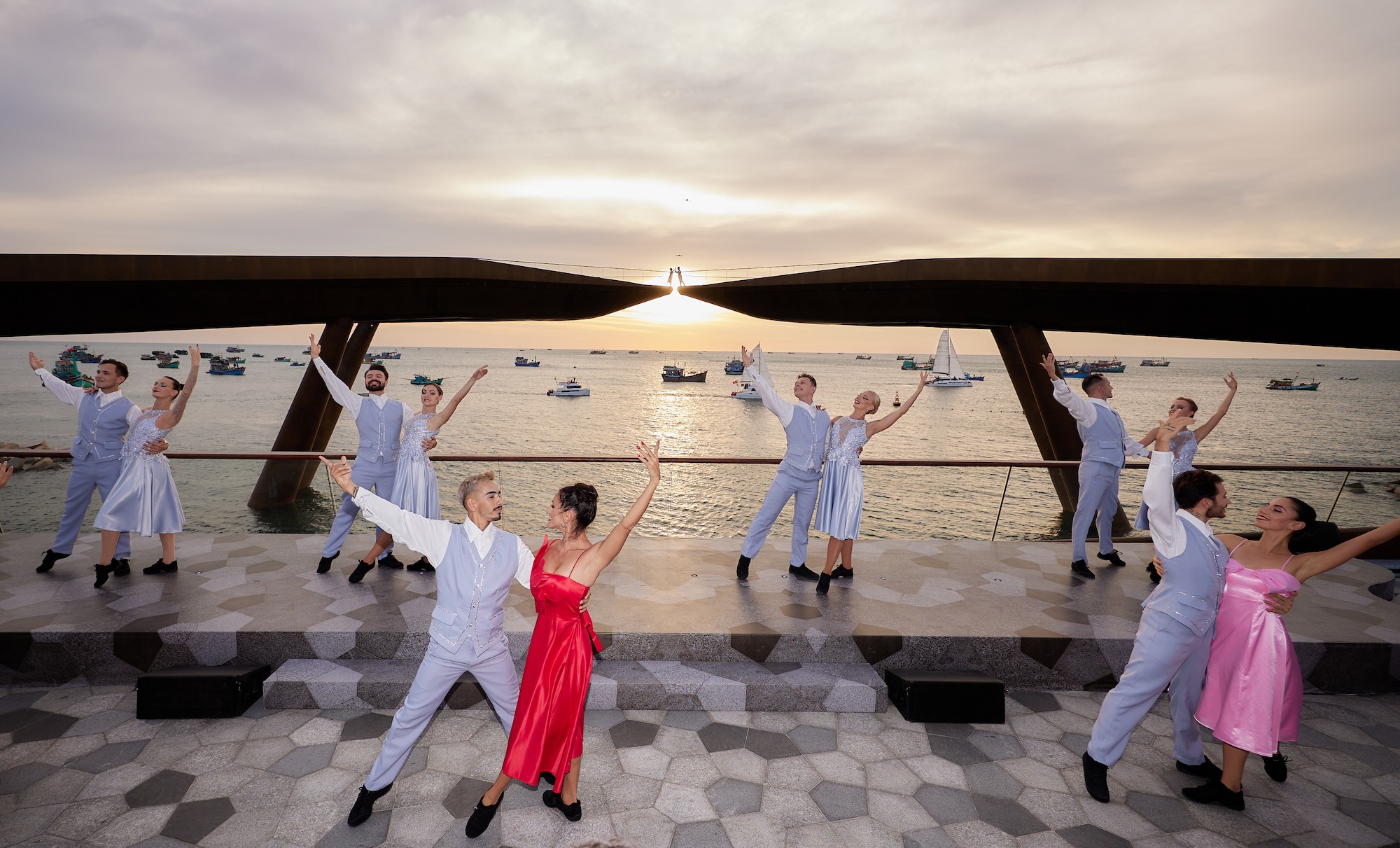 Khoảnh khắc đẹp &ldquo;lịm tim&rdquo; trong buổi kh&aacute;nh th&agrave;nh Cầu H&ocirc;n.