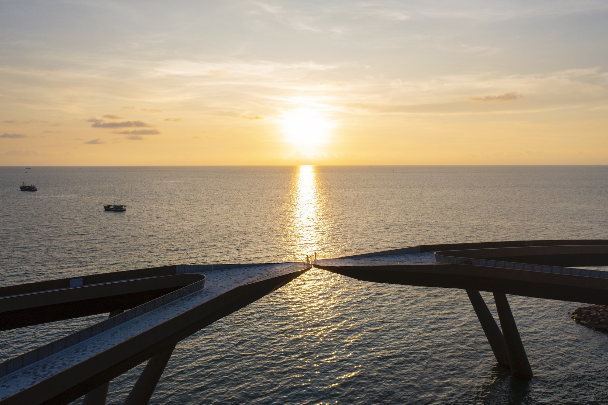 Ng&agrave;y 1/1 h&agrave;ng năm, mặt trời ho&agrave;ng h&ocirc;n sẽ rơi v&agrave;o ch&iacute;nh giữa hai mũi cầu, đưa nơi đ&acirc;y th&agrave;nh một trong những &ldquo;điểm ngắm ho&agrave;ng h&ocirc;n đẹp nhất thế giới&rdquo;.