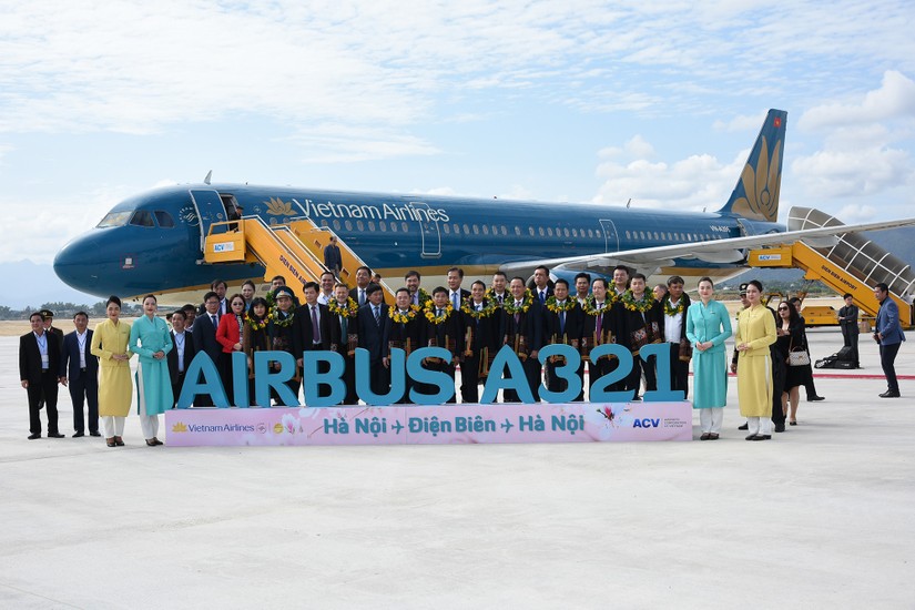 Chuyến bay đầu ti&ecirc;n của H&atilde;ng h&agrave;ng kh&ocirc;ng Vietnam Airlines chặng H&agrave; Nội - Điện Bi&ecirc;n với loại t&agrave;u bay A321. Ảnh: Vietnam Airlines