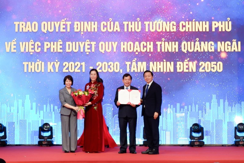 Ph&oacute; Thủ tướng Trần Hồng H&agrave; trao Quyết định của Thủ tướng Ch&iacute;nh phủ ph&ecirc; duyệt Quy hoạch tỉnh Quảng Ng&atilde;i thời kỳ 2021 - 2030, tầm nh&igrave;n đến năm 2050 cho l&atilde;nh đạo tỉnh Quảng Ng&atilde;i. Ảnh: B&aacute;o C&ocirc;ng Thương