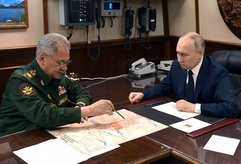 Bộ trưởng Quốc ph&ograve;ng Nga Sergei Shoigu v&agrave; Tổng thống Nga Vladimir Putin trong cuộc họp ng&agrave;y 25/12. Ảnh: Sputnik