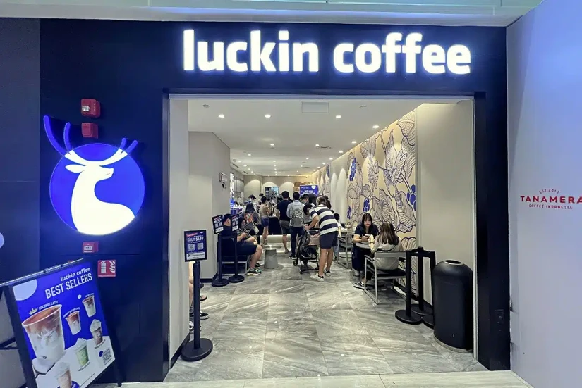 Một cửa h&agrave;ng của Luckin Coffee tại Singapore. Ảnh: DanielFoodDiary