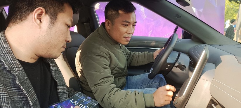 Kh&aacute;ch h&agrave;ng Nguyễn Văn Ch&acirc;u ấn tượng với khoang l&aacute;i rộng r&atilde;i, thoải m&aacute;i của VF 7.