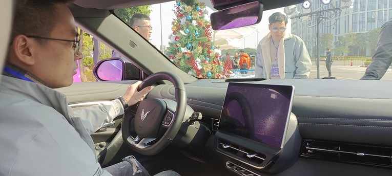 Sau khi l&aacute;i thử, anh Th&agrave;nh khẳng định VF 7 c&oacute; loạt t&iacute;nh năng, trang bị số 1 trong ph&acirc;n kh&uacute;c.