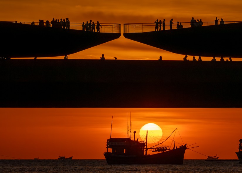 Cầu H&ocirc;n h&uacute;t h&agrave;ng vạn du kh&aacute;ch tham quan mỗi ng&agrave;y kể từ khi khai trương. Ảnh: Trương Ph&uacute; Quốc.