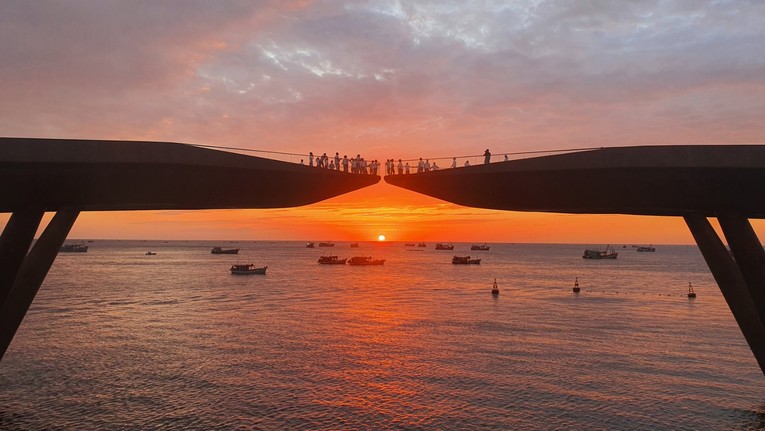 Cầu H&ocirc;n l&agrave; một trong những điểm ngắm ho&agrave;ng h&ocirc;n đẹp nhất thế giới.