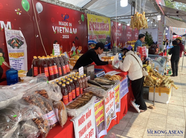 Du kh&aacute;ch tham quan v&agrave; mua sắm sản phẩm tại hội chợ Made in Vietnam 2023. Ảnh: H&agrave; Anh - Mekong ASEAN.