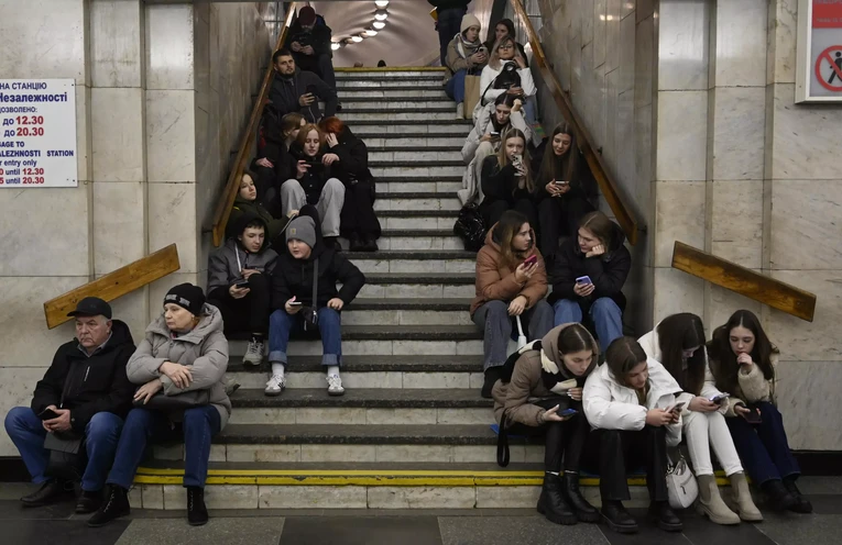 Người d&acirc;n Ukraine tr&uacute; ẩn trong ga t&agrave;u điện ngầm tại thủ đ&ocirc; Kiev, ng&agrave;y 29/12. Ảnh: AFP